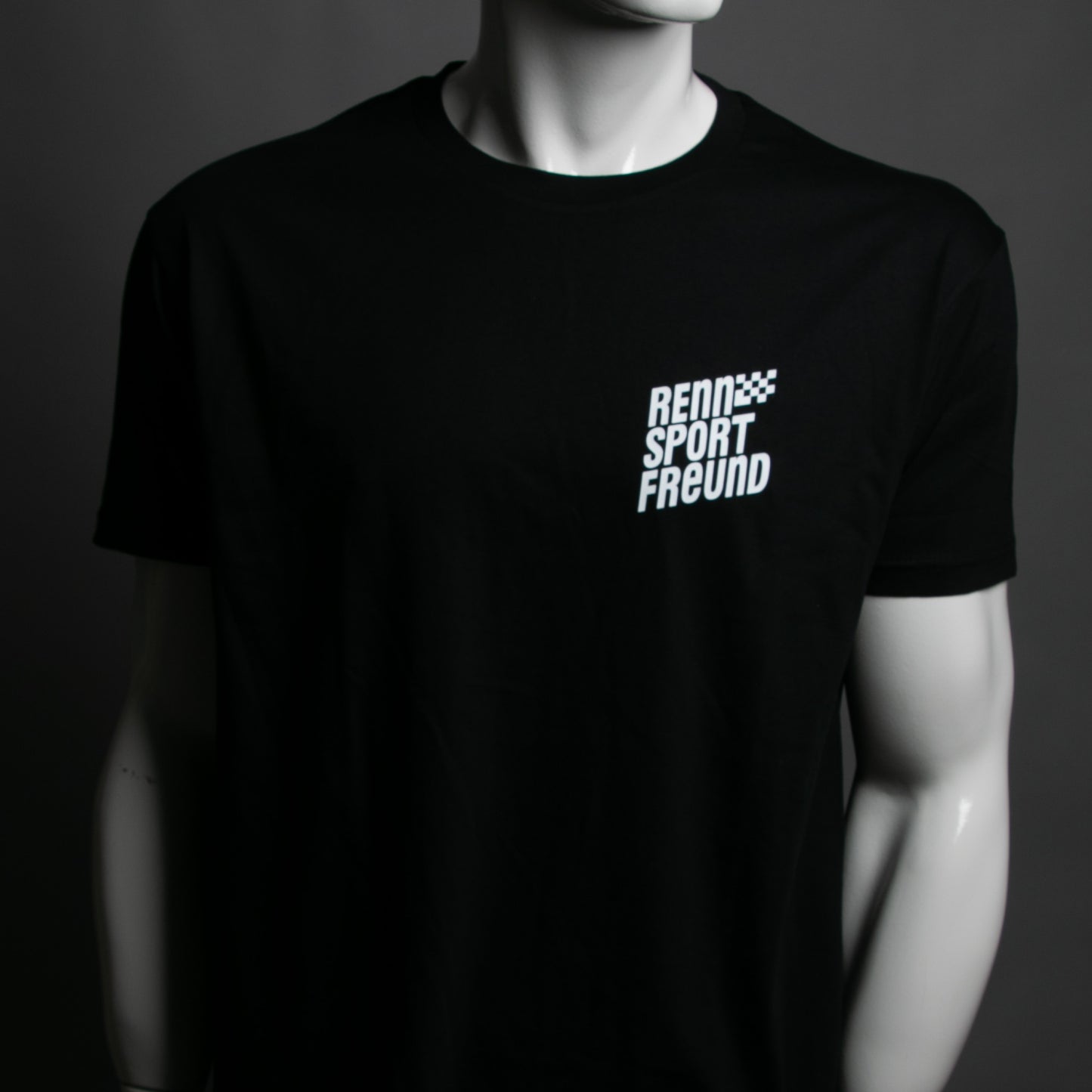 schwarzer T-Shirt in der frontansicht mit einem druck in weiss der marke RENNSPORTFREUND 